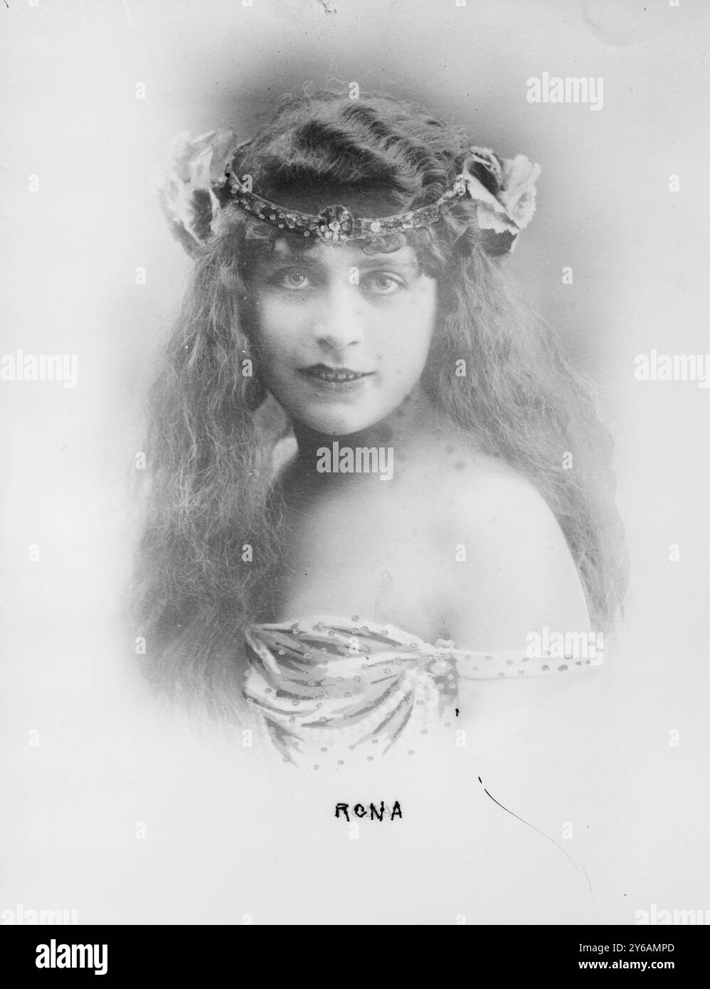 Rona, photo montre la danseuse européenne Germaine Lauret d'une vieille carte postale., entre environ 1910 et environ 1915, négatifs en verre, 1 négatif : verre ; 5 x 7 po. ou plus petit. Banque D'Images