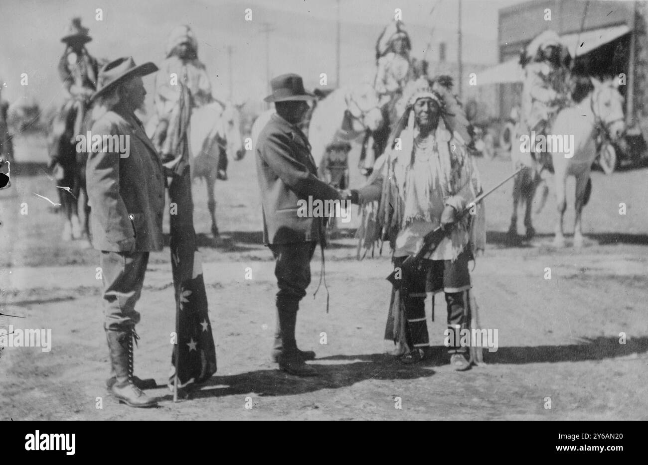 Prince de Monaco, Col. Cody, photo montre Albert Ier, Prince de Monaco (1848-1922) avec William 'Buffalo Bill' Cody (1846-1917) lors de leur voyage de chasse en 1913 près de Cody, Wyoming., 1913, négatifs en verre, 1 négatif : verre; 5 x 7 pouces ou plus petit. Banque D'Images