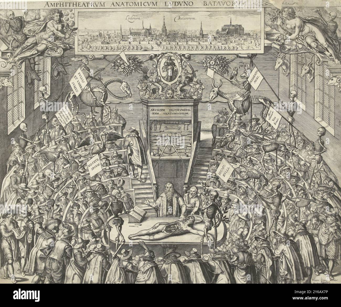 Theatrum anatomicum de l'Académie de Leyde, 1609, Amphitheatrum Anatomicum Luduno Batavorum (titre sur objet), Theatrum anatomicum, théâtre anatomique de l'Université de Leyde, 1609. Au milieu un professeur (Petrus Paaw?) donner des leçons anatomiques debout derrière une table sur laquelle un corps humain disséqué ; avec lui est son amanuensis. Toutes sortes de squelettes de personnes et d'animaux sont exposés dans tout l'amphithéâtre parmi les spectateurs présents. Derrière le professeur se trouve un cabinet avec des instruments médicaux, portant l'inscription Archium Instrumentorum Anatomicorum. Dans la partie supérieure au milieu Banque D'Images