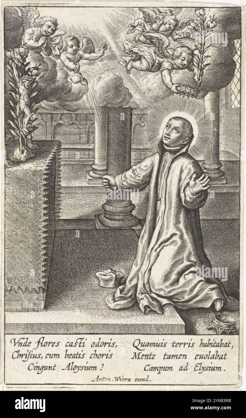 Aloysius Gonzaga agenouillé devant un autel, quatre jésuites (titre de la série), le jésuite Aloysius Gonzaga est agenouillé, les mains levées, devant un autel sur lequel se tient un crucifix fleuri. A ses pieds, une couronne repose à l'envers sur le sol. Les anges descendent du ciel sur les nuages, l'un d'eux avec une couronne de laurier et du lis dans ses mains. Dans la marge une légende de six lignes, en deux colonnes, en latin., print, print maker : anonyme, après impression par : Antonie Wierix (II), éditeur : Antonie Wierix (II), (mentionné sur l'objet), Anvers, 1565 - avant 1604, papier, gravure, hauteur, 111 mm × largeur, 70 mm Banque D'Images