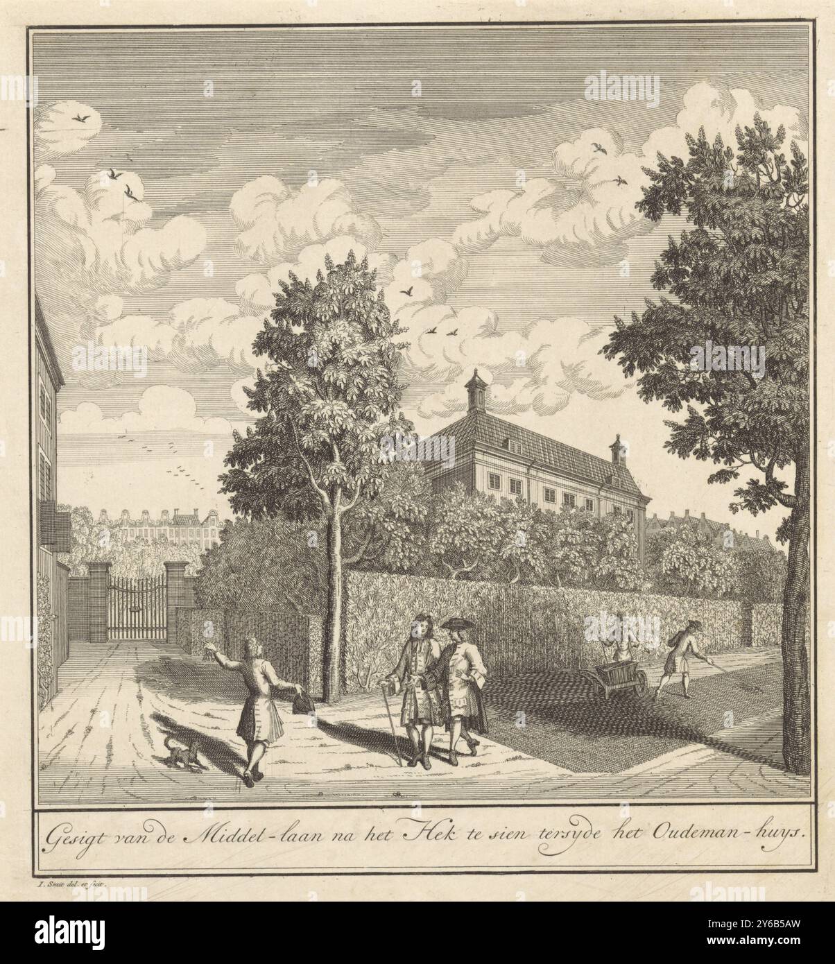 Vue de l'arrière et d'une partie du jardin du Corvershof à Amsterdam, vue du Middel-laan après la porte pour voir l'Oudeman-huys (titre sur l'objet), Het Corvershof à Amsterdam (titre de la série), vue de l'arrière et d'une partie du jardin du Corvershof sur le Nieuwe Herengracht à Amsterdam. Sur la gauche en arrière-plan se trouve la clôture à côté de la vieille maison des femmes et des hommes de Diaconie sur le Nieuwe Herengracht. Au premier plan se trouve un homme avec un tas de clés à la main. A sa gauche un chien, à sa droite deux hommes qui marchent. Au milieu de la ruelle à droite, deux jardiniers travaillent. Fait partie de Banque D'Images