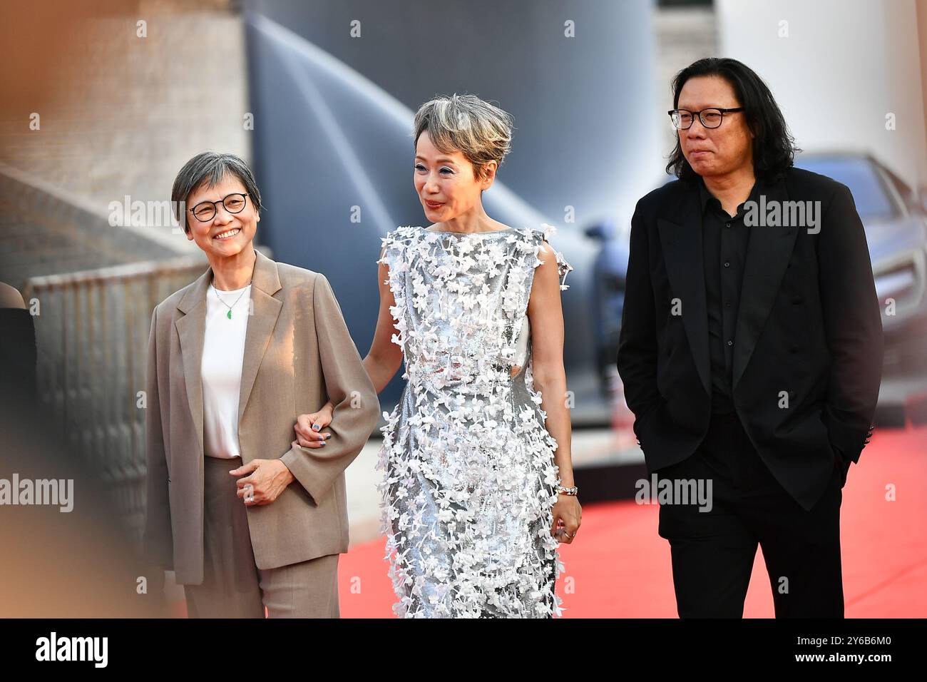 L'actrice Cecilia Yip (au milieu) et les membres de l'équipe du film Memories marchent sur le tapis rouge. Pingyao, Chine.24 septembre 2024.le 8ème Festival international du film de Pingyao démarre à l'ancienne ville de Pingyao, ville de Jinzhong, province du Shanxi au nord-ouest de la Chine, 24 septembre 2024.Credit : Wei Liang/China News Service/Alamy Live News Banque D'Images