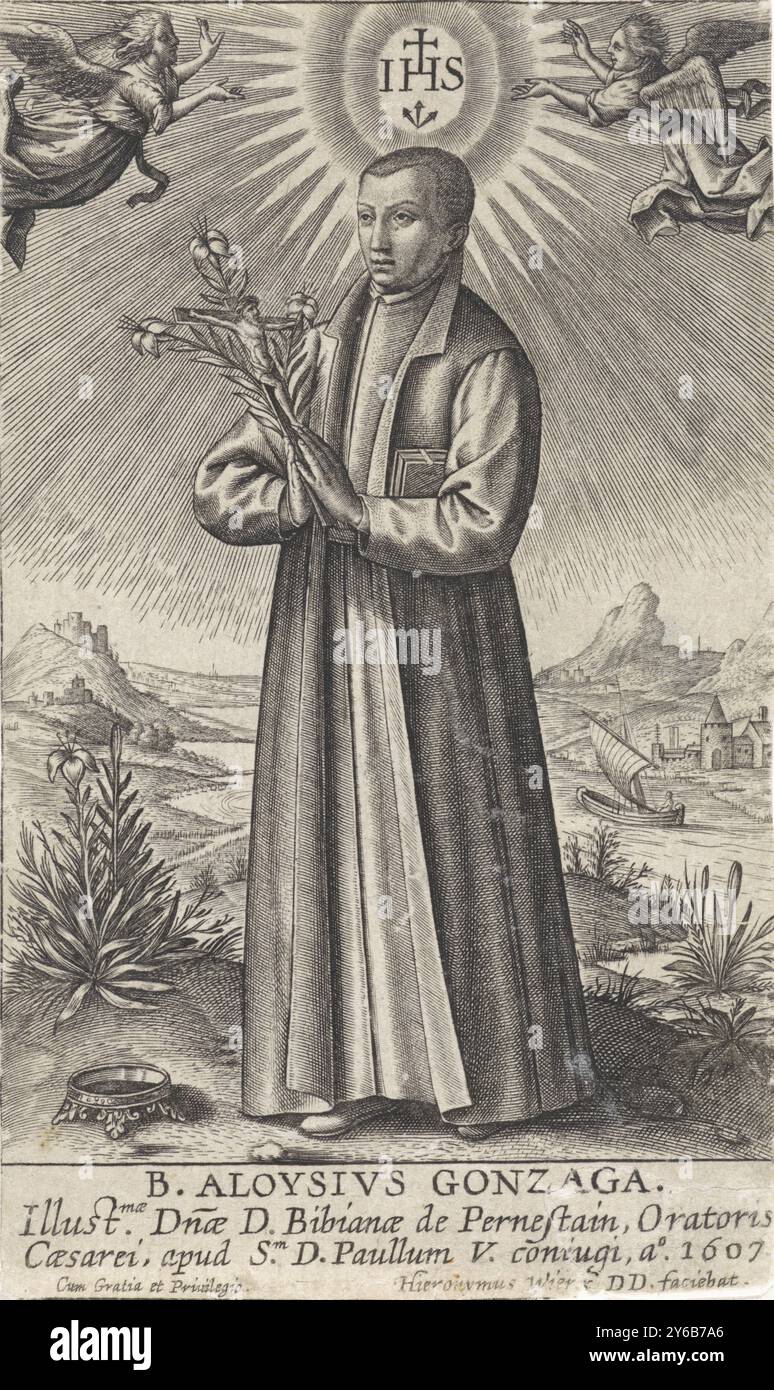 Aloysius Gonzaga dans un paysage, B. Aloysivs Gonzaga (titre sur objet), le jésuite Aloysius Gonzaga, avec des lis et un crucifix dans ses mains. A ses pieds, une couronne repose à l'envers sur le sol. Au-dessus de lui dans le ciel le monogramme des Jésuites, entouré de rayons célestes. Un ange de chaque côté. Dans la marge une légende de deux lignes avec une dédicace en latin., estampe, imprimeur : Hieronymus Wierix, (mentionné sur l'objet), inconnu, (mentionné sur l'objet), Hieronymus Wierix, (mentionné sur l'objet), Anvers, 1607, papier, gravure, hauteur, 125 mm × largeur, 75 mm Banque D'Images