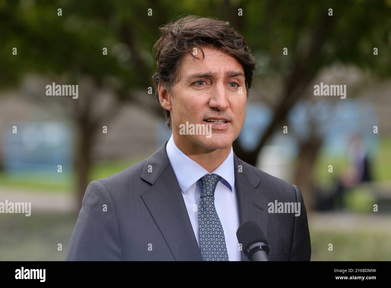 New York, NY - 24 septembre 2024 : le premier ministre canadien Justin Trudeau s'adresse aux membres de la presse lors d'une séance d'information à l'Assemblée générale des Nations Unies à New York. Trudeau a discuté du rôle du Canada dans la résolution des problèmes mondiaux, y compris les changements climatiques, les droits de la personne et les efforts internationaux de maintien de la paix. Il a souligné l'engagement du Canada à l'égard du multilatéralisme et de la coopération mondiale, soulignant les efforts diplomatiques en cours. Photo : Luiz Rampelotto/EuropaNewswire Banque D'Images