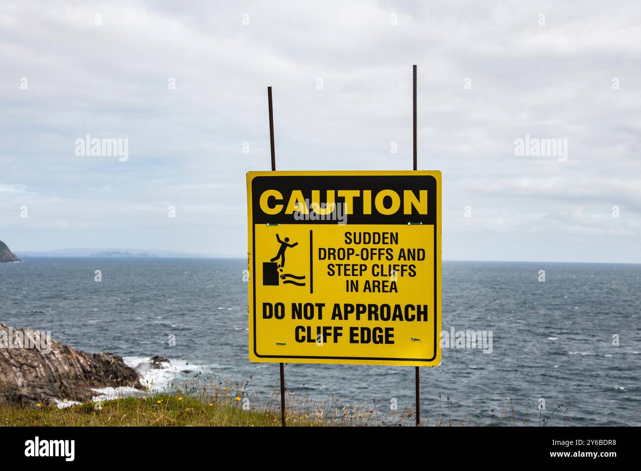 Attention signe de chute soudaine au phare de Ferryland, Terre-Neuve-et-Labrador, Canada Banque D'Images