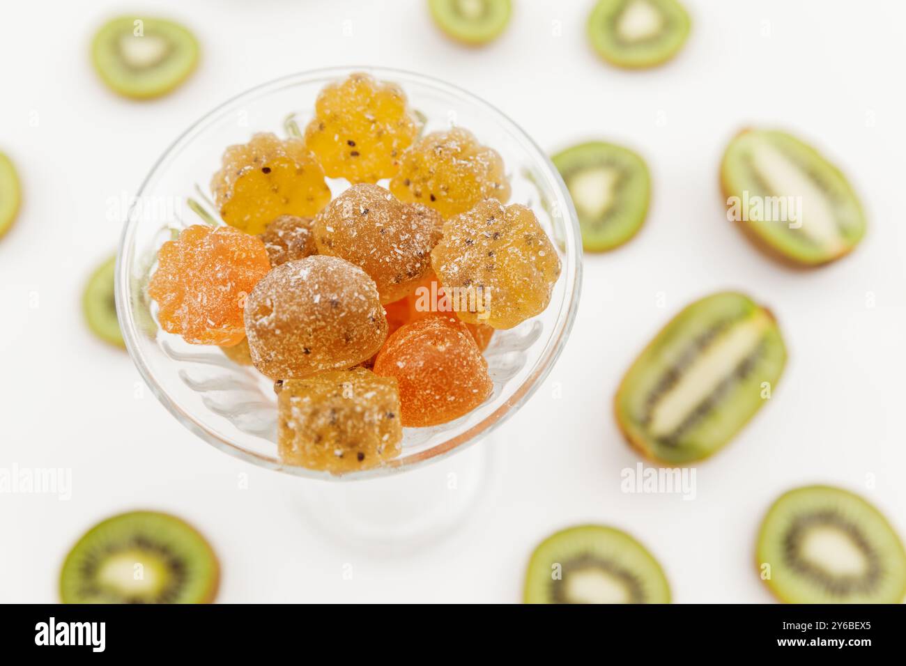Gelée de fruits sucrés aux kiwis sur blanc. Banque D'Images