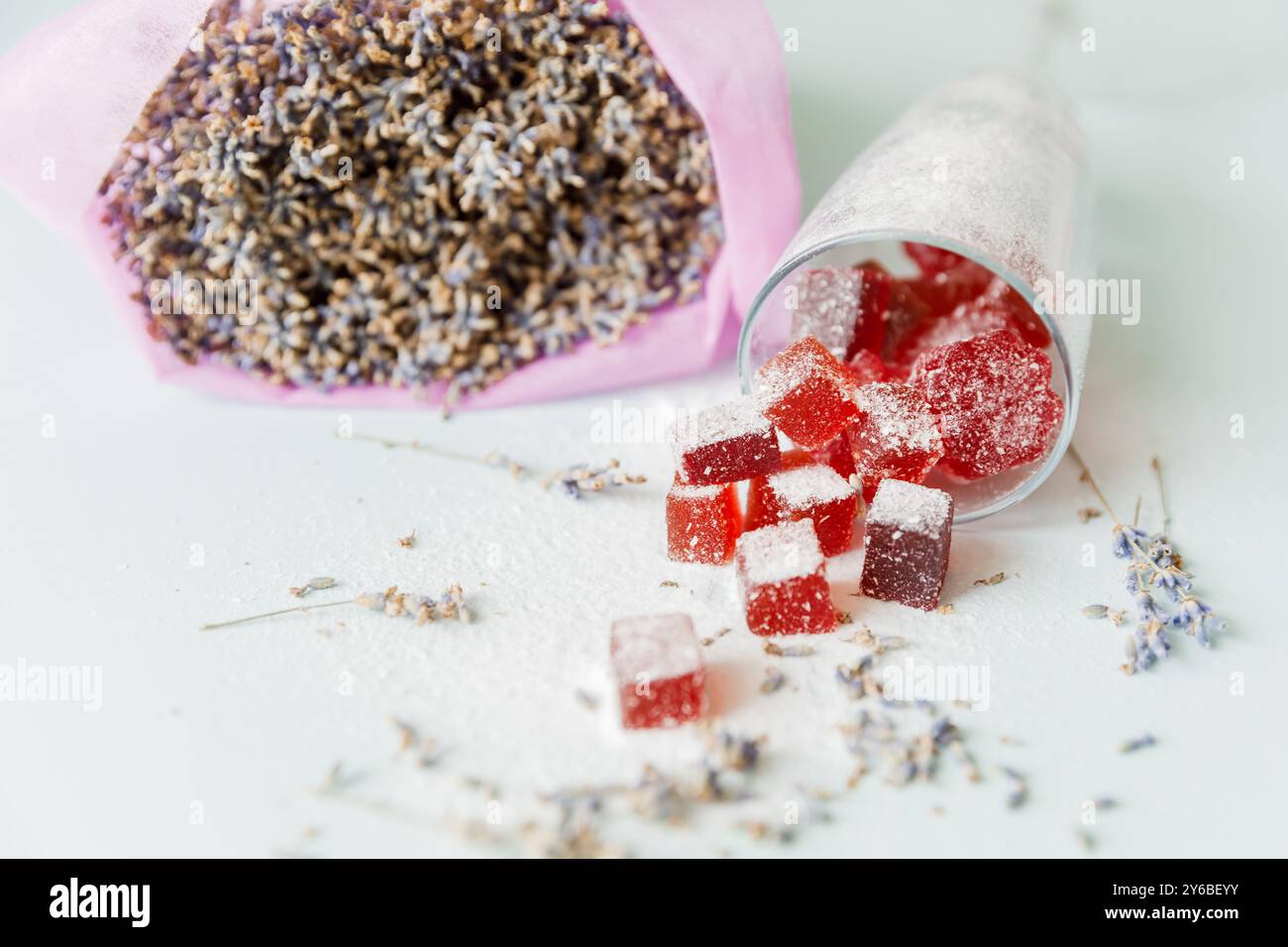 Gelée confite maison avec fleurs de lavande sur table. Marmelade à l'arôme de lavande Banque D'Images