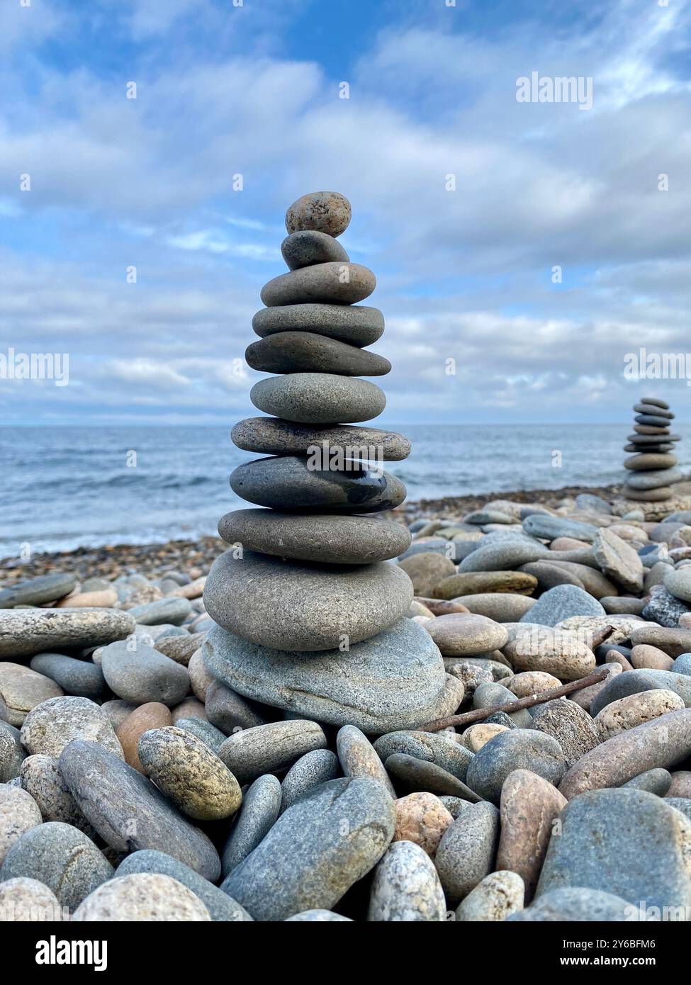 Une pyramide de pierres sur la rive du lac Baïkal, un lieu de pouvoir, l'âme d'un pèlerin Banque D'Images