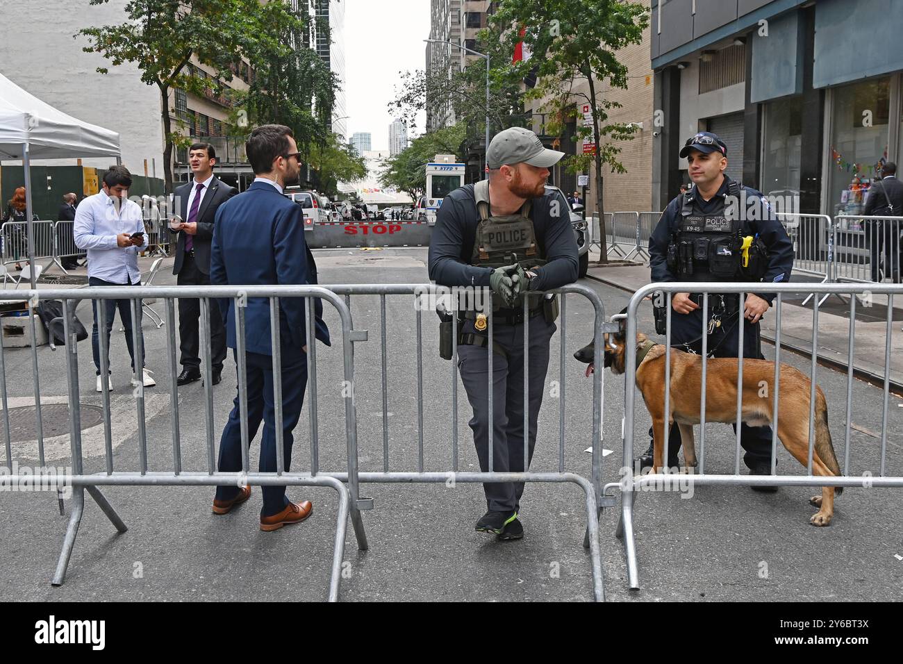 New York, États-Unis. 24 septembre 2024. Des policiers montent la garde dans une rue près du siège de l'ONU à New York, États-Unis, 24 septembre 2024. POUR ALLER WTH 'Feature : la semaine de haut niveau de l'Assemblée générale des Nations Unies signifie la haute sécurité' crédit : Li Rui/Xinhua/Alamy Live News Banque D'Images