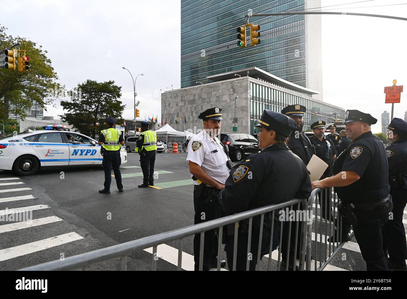 New York, États-Unis. 24 septembre 2024. Des policiers montent la garde dans une rue près du siège de l'ONU à New York, États-Unis, 24 septembre 2024. POUR ALLER WTH 'Feature : la semaine de haut niveau de l'Assemblée générale des Nations Unies signifie la haute sécurité' crédit : Li Rui/Xinhua/Alamy Live News Banque D'Images