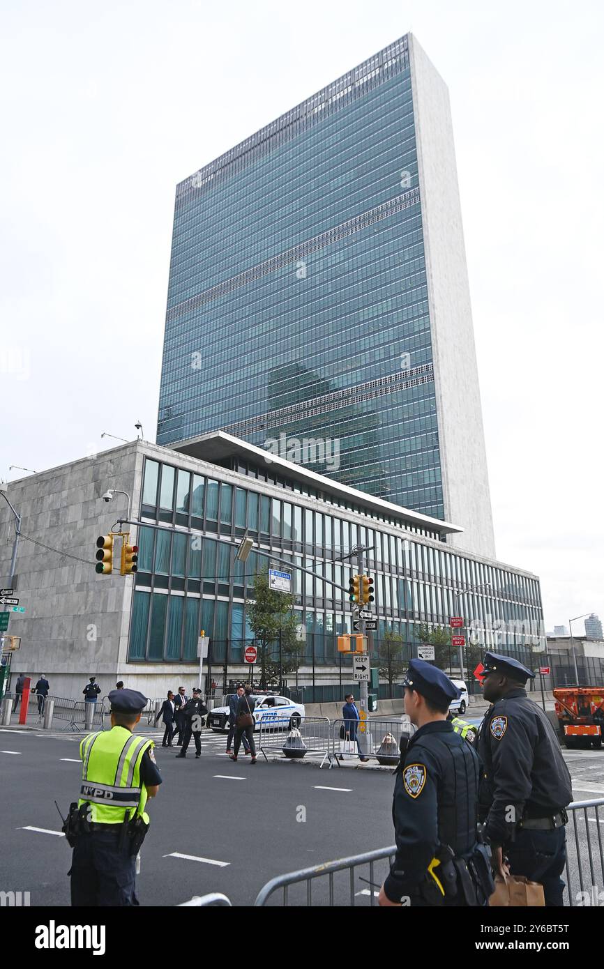 New York, États-Unis. 24 septembre 2024. Des policiers montent la garde dans une rue près du siège de l'ONU à New York, États-Unis, 24 septembre 2024. POUR ALLER WTH 'Feature : la semaine de haut niveau de l'Assemblée générale des Nations Unies signifie la haute sécurité' crédit : Li Rui/Xinhua/Alamy Live News Banque D'Images