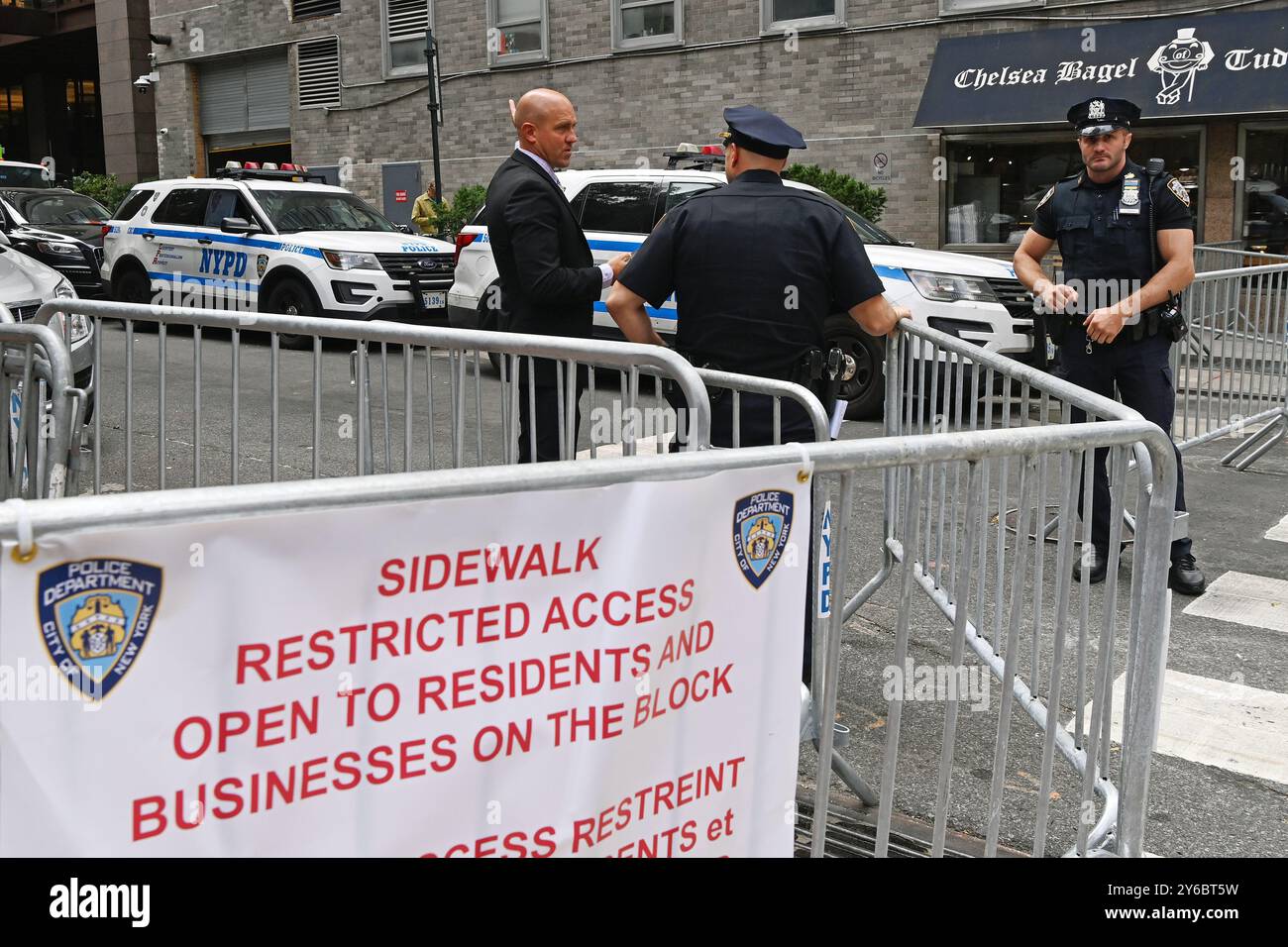 New York, États-Unis. 24 septembre 2024. Des policiers montent la garde dans une rue près du siège de l'ONU à New York, États-Unis, 24 septembre 2024. POUR ALLER WTH 'Feature : la semaine de haut niveau de l'Assemblée générale des Nations Unies signifie la haute sécurité' crédit : Li Rui/Xinhua/Alamy Live News Banque D'Images