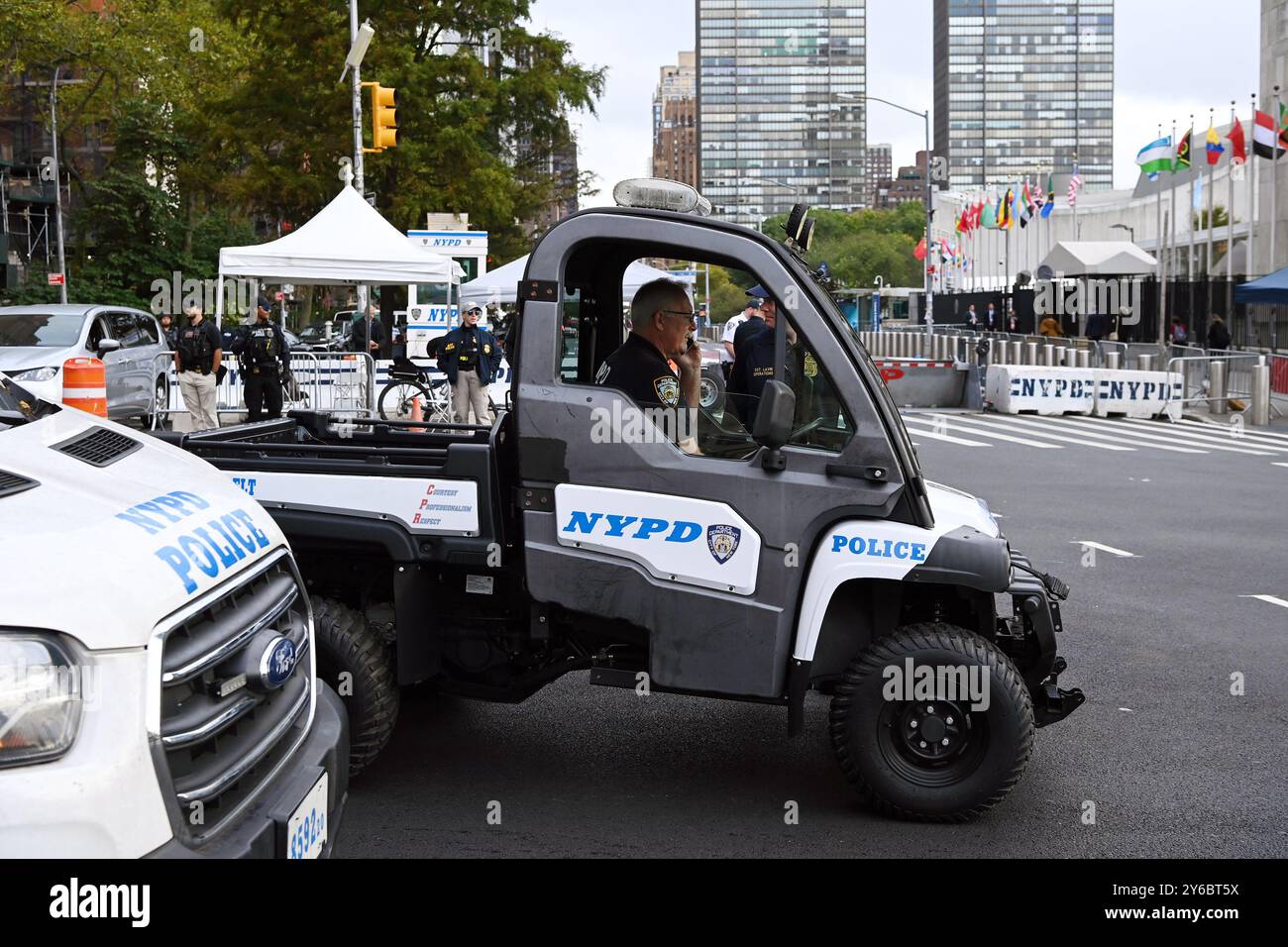 New York, États-Unis. 24 septembre 2024. Des policiers montent la garde dans une rue près du siège de l'ONU à New York, États-Unis, 24 septembre 2024. POUR ALLER WTH 'Feature : la semaine de haut niveau de l'Assemblée générale des Nations Unies signifie la haute sécurité' crédit : Li Rui/Xinhua/Alamy Live News Banque D'Images