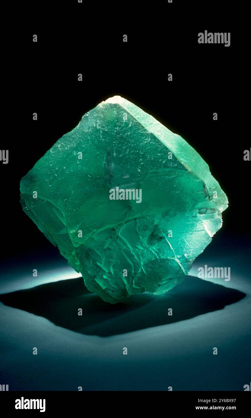 Photographie du cristal vert de fluorite (également appelé spath fluor), la forme minérale du fluorure de calcium, CaF2, Musée national d'histoire naturelle, Smithsonian institution, Washington, DC, États-Unis Banque D'Images