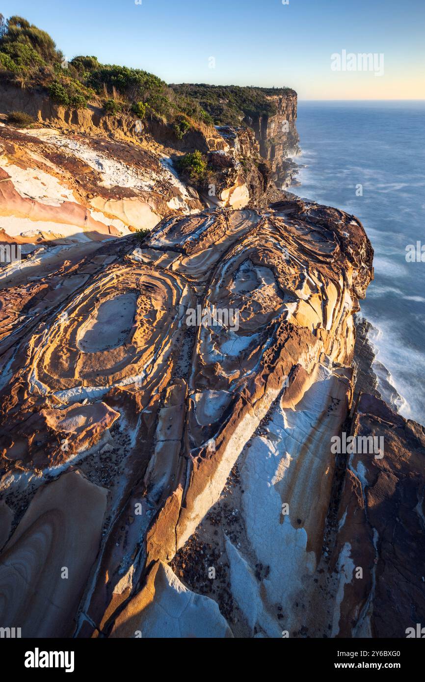 vue élevée depuis le sommet de la falaise sur l'océan dans le parc national de bouddi sur la côte centrale de nouvelle-galles du sud Banque D'Images