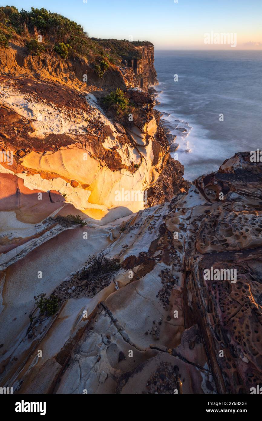 vue depuis le sommet de la falaise sur l'océan dans le parc national de bouddi sur la côte centrale de nouvelle-galles du sud Banque D'Images