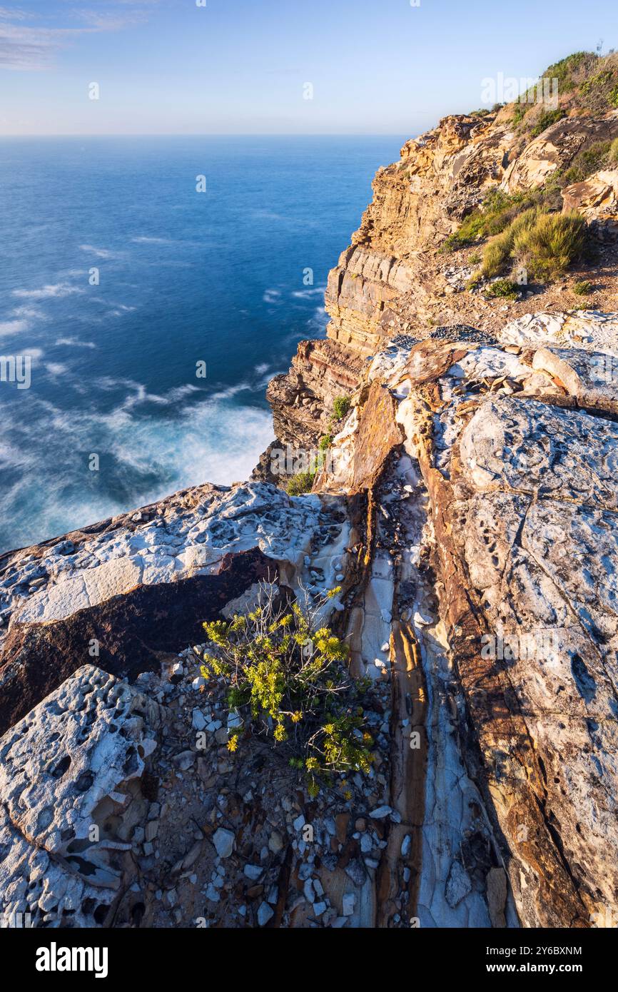 vue panoramique depuis le sommet de la falaise sur l'océan dans le parc national de bouddi sur la côte centrale de nouvelle-galles du sud Banque D'Images