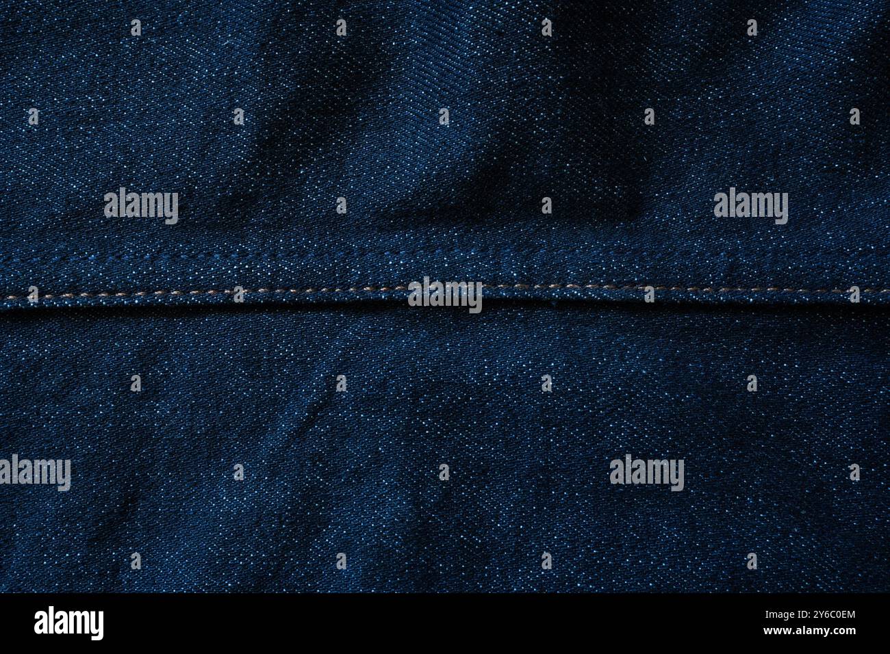 Fond de texture de Jean denim bleu brut avec ligne de couture au milieu Banque D'Images