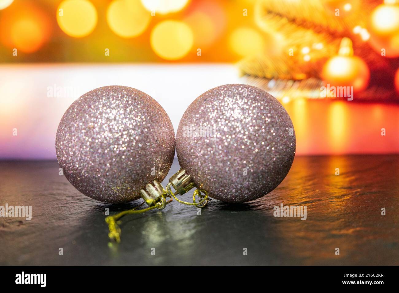 boules de noël sur fond noir avec des lumières bokeh en arrière-plan Banque D'Images