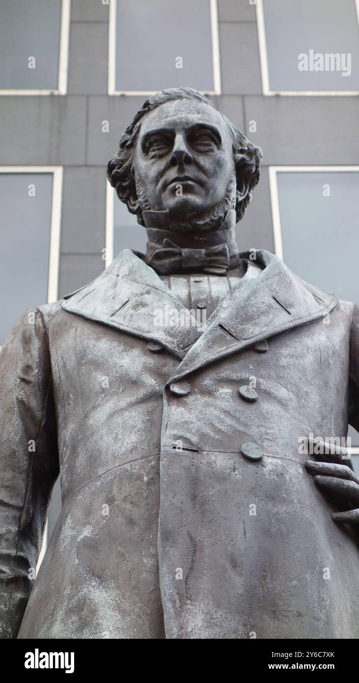 Une statue en bronze de Robert Stephenson par Carlo Marochetti se dresse habituellement sur un socle en granit rouge dans le parvis de la gare d'Euston à Londres, Banque D'Images