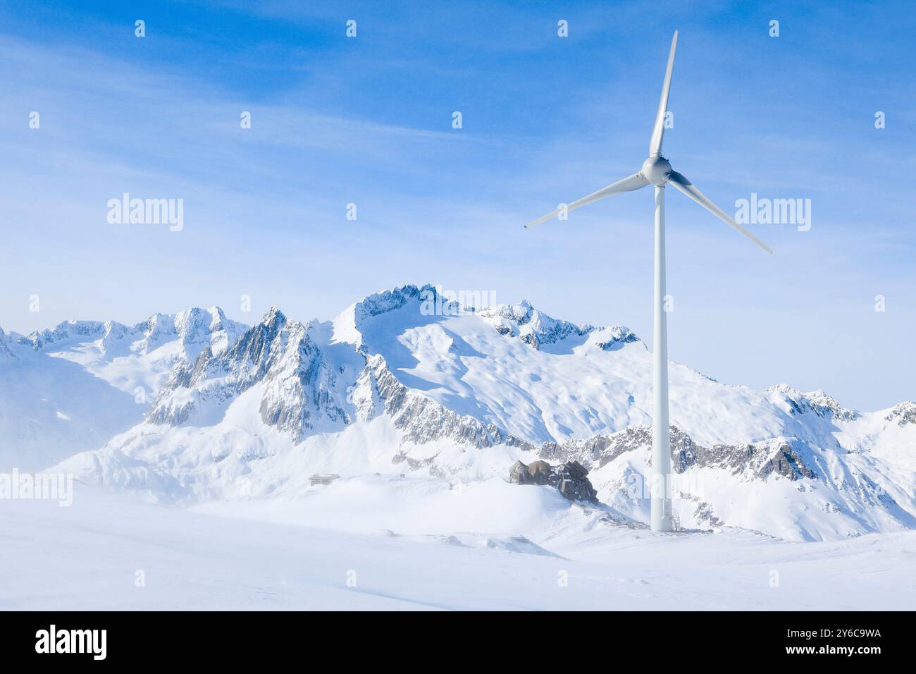 EOLIENNE sur la Rohrspitz au-dessus d'Andermatt avec vue sur le Dammastock. Il y a de fortes rafales de vent ici en hiver. Suisse Banque D'Images