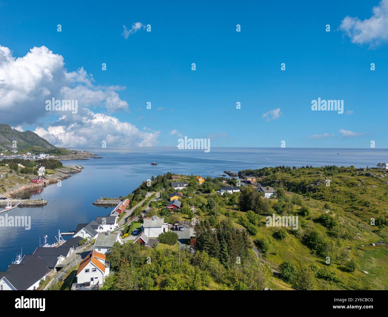 Scène de village au milieu d'un paysage luxuriant, avec vue sur Vestfjord en arrière-plan, Sorvagen, Lofoten, Norvège, Europe Banque D'Images