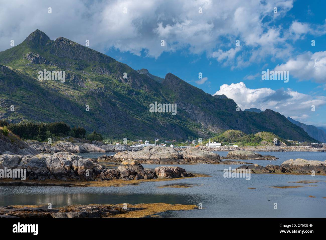Paysage avec côte rocheuse à Vestfjord, Sorvagen, Lofoten, Norvège, Europe Banque D'Images