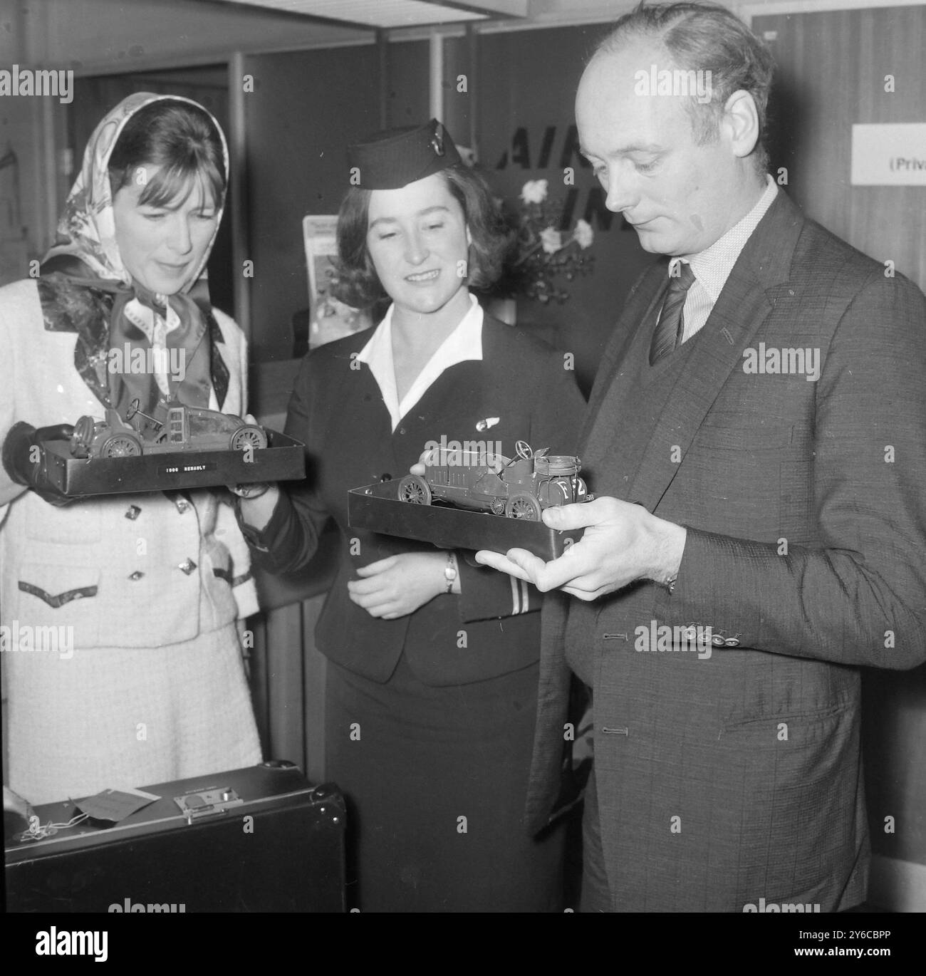 LORD ET LADY MONTAGUE AVEC L'HÔTESSE BILL GRIFFIN À LONDRES / ; 13 JANVIER 1964 Banque D'Images