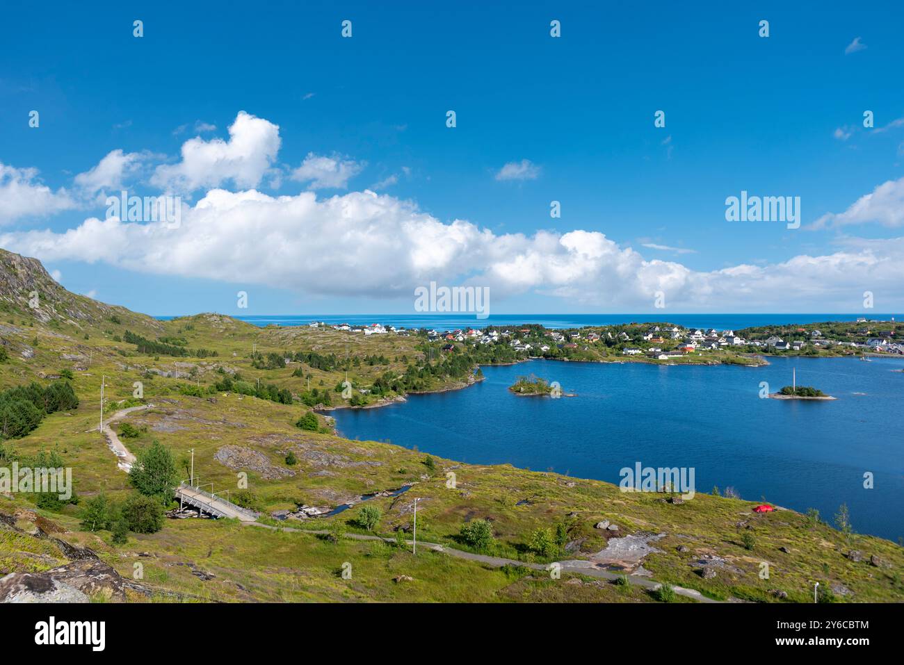 Vue aérienne, vue de Munkebu-stieg sur le lac Sorvagsvatn, en arrière-plan Vestfjord, Sorvagen, Lofoten, Norvège, Europe Banque D'Images