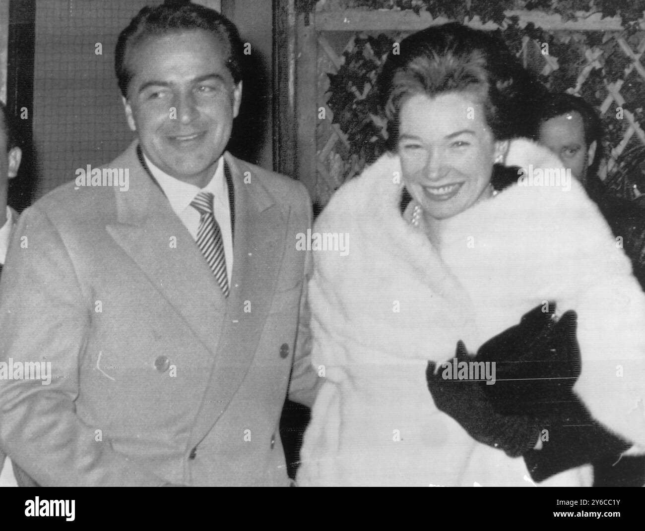 SHIRLEY MACLAINE AVEC ROSSANO BRAZZI À LA VIA VENTO À ROME / ; 9 JANVIER 1964 Banque D'Images