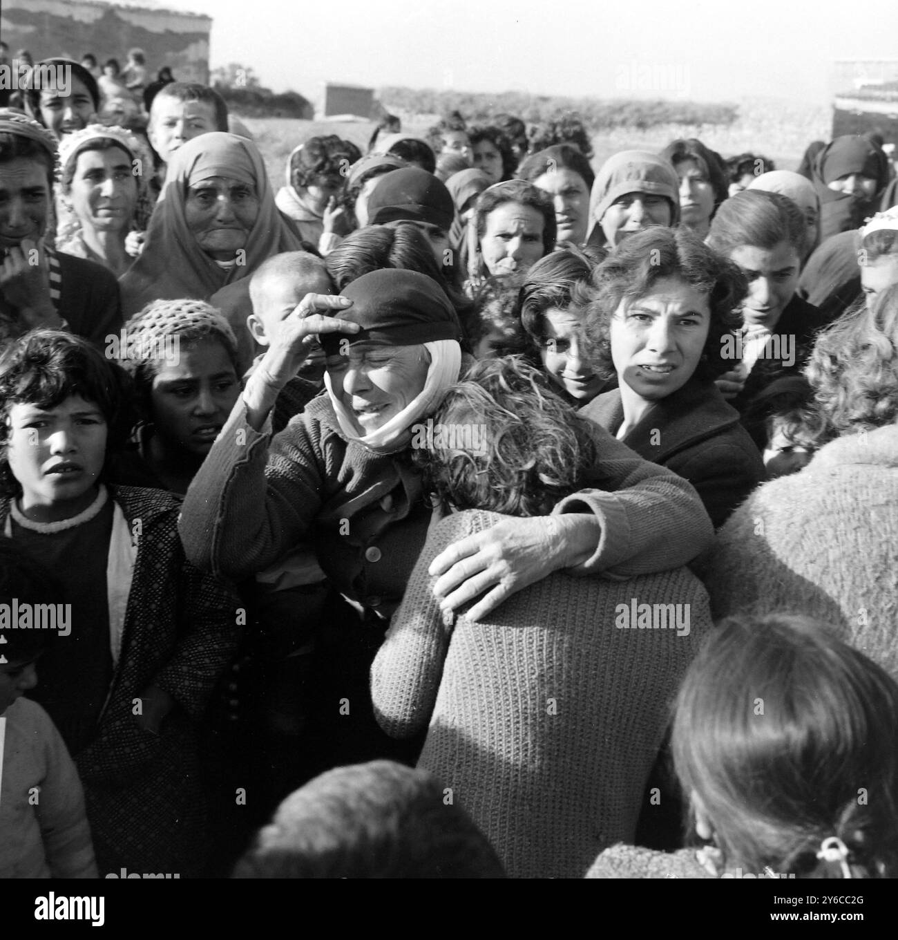 RÉFUGIÉS PLEURANT DES FEMMES CHYPRIOTES TURQUES DANS LES MONTAGNES À CHYPRE ; 10 JANVIER 1964 Banque D'Images