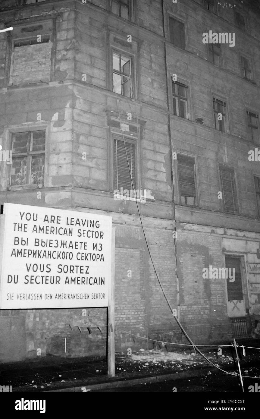 FAMILLE DE CINQ PERSONNES QUI S'EST ÉCHAPPÉE DE BERLIN-EST EN ALLEMAGNE ; 9 JANVIER 1964 Banque D'Images