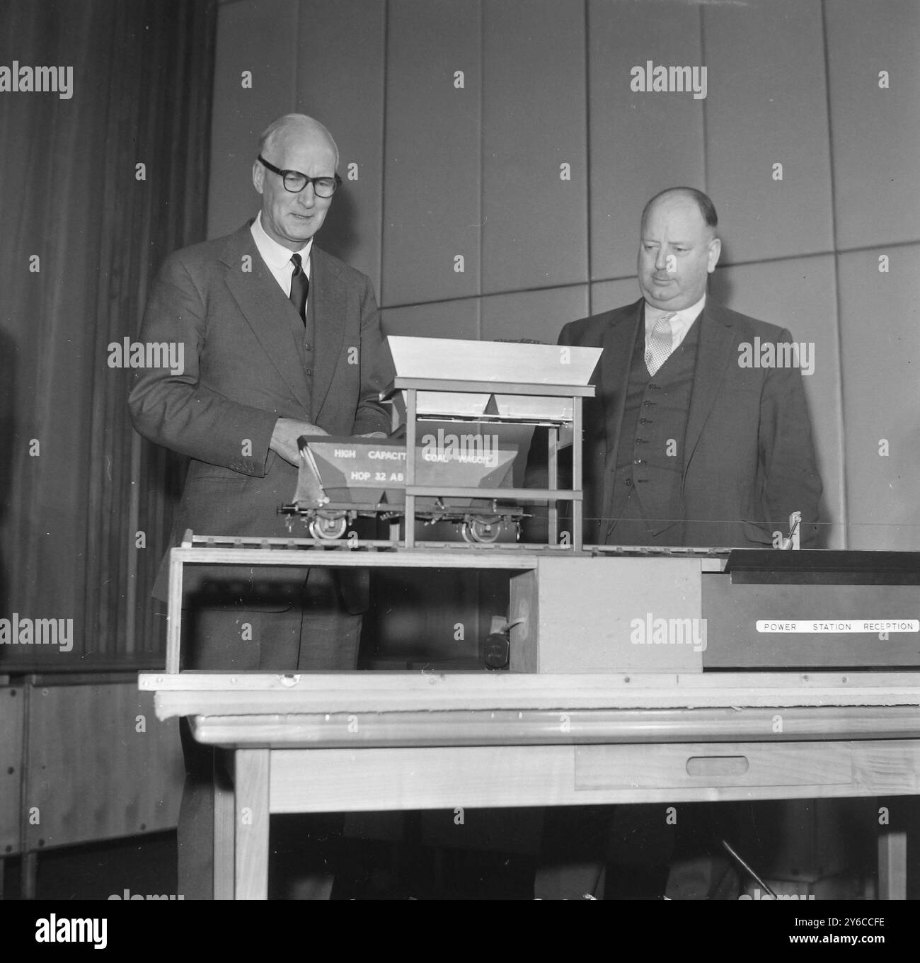 CHRISTOPHER HINTON SIGNE UN ACCORD AVEC RICHARD BEECHING À LONDRES / ; 7 JANVIER 1964 Banque D'Images