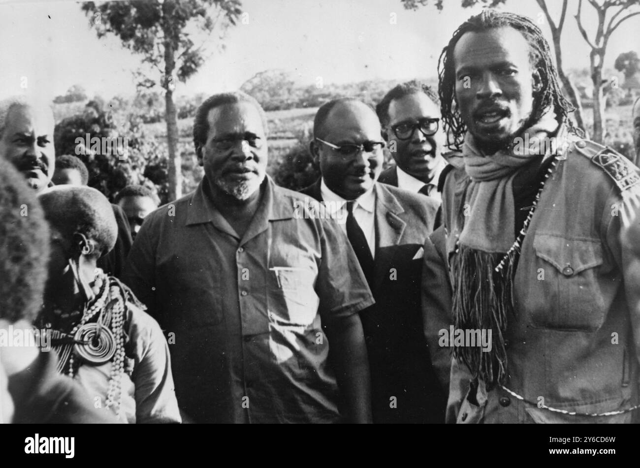 LE PREMIER MINISTRE KENYAN JOMO KENYATTA AVEC LES DIRIGEANTS DE MAU MAU À NAIROBI ; 3 JANVIER 1964 Banque D'Images