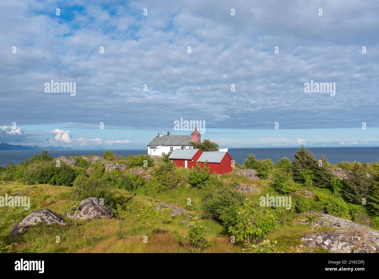 Paysage sur la colline de Glapen avec le phare de Glapen Fyr, en arrière-plan Vestfjord, Sorvagen, Lofoten, Norvège, Europe Banque D'Images