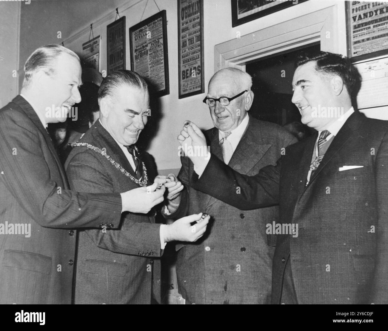 RAYMOND FRANCIS AVEC LE CONSEILLER D W WILSHI, J PARKER ET LA COUCHETTE HARFFEY À HASTINGS / ; 2 JANVIER 1964 Banque D'Images