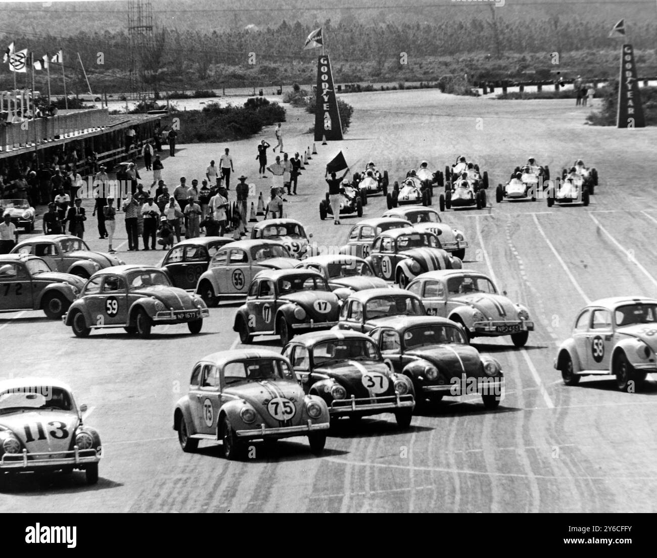 MOTOR CAR VOLKSWAGEN BEATLES EN COMPÉTITION POUR LE GRAND PRIX À NASSAU, BAHAMAS COURSE ; 20 DÉCEMBRE 1963 Banque D'Images