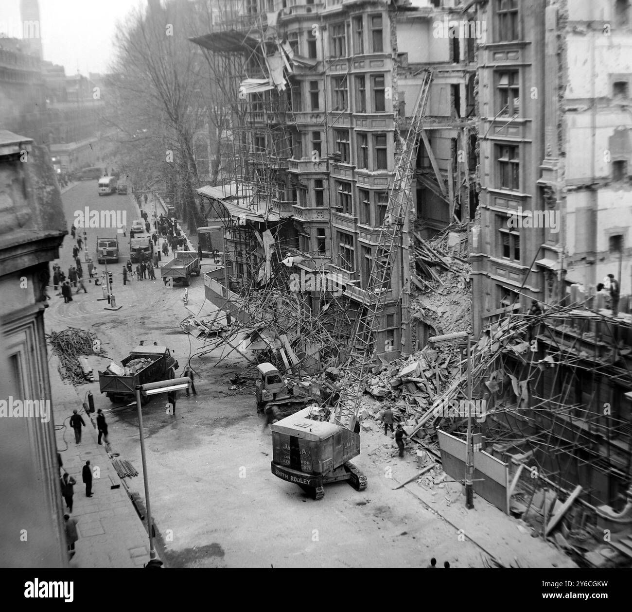 BÂTIMENTS EFFONDREMENT D'UN BÂTIMENT DE 7 ÉTAGES À VICTORIA STEET À LONDRES - LA GRUE AIDE À NETTOYER L'ÉPAVE ; 12 DÉCEMBRE 1963 Banque D'Images