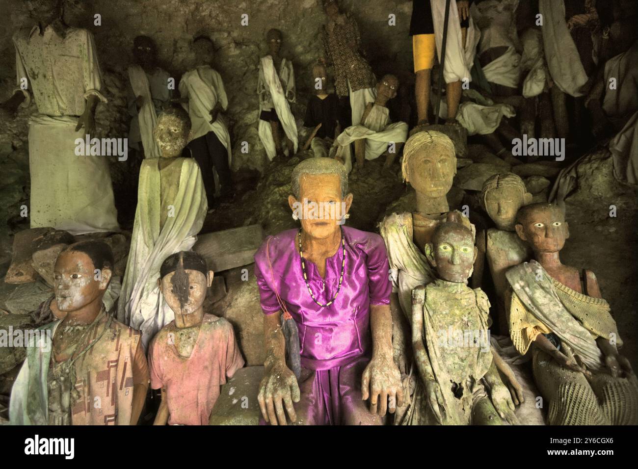 Effigies en bois à l'intérieur d'une grotte dans un site de sépulture traditionnel du village de Kete Kesu, au nord de Toraja, au sud de Sulawesi, en Indonésie. Banque D'Images