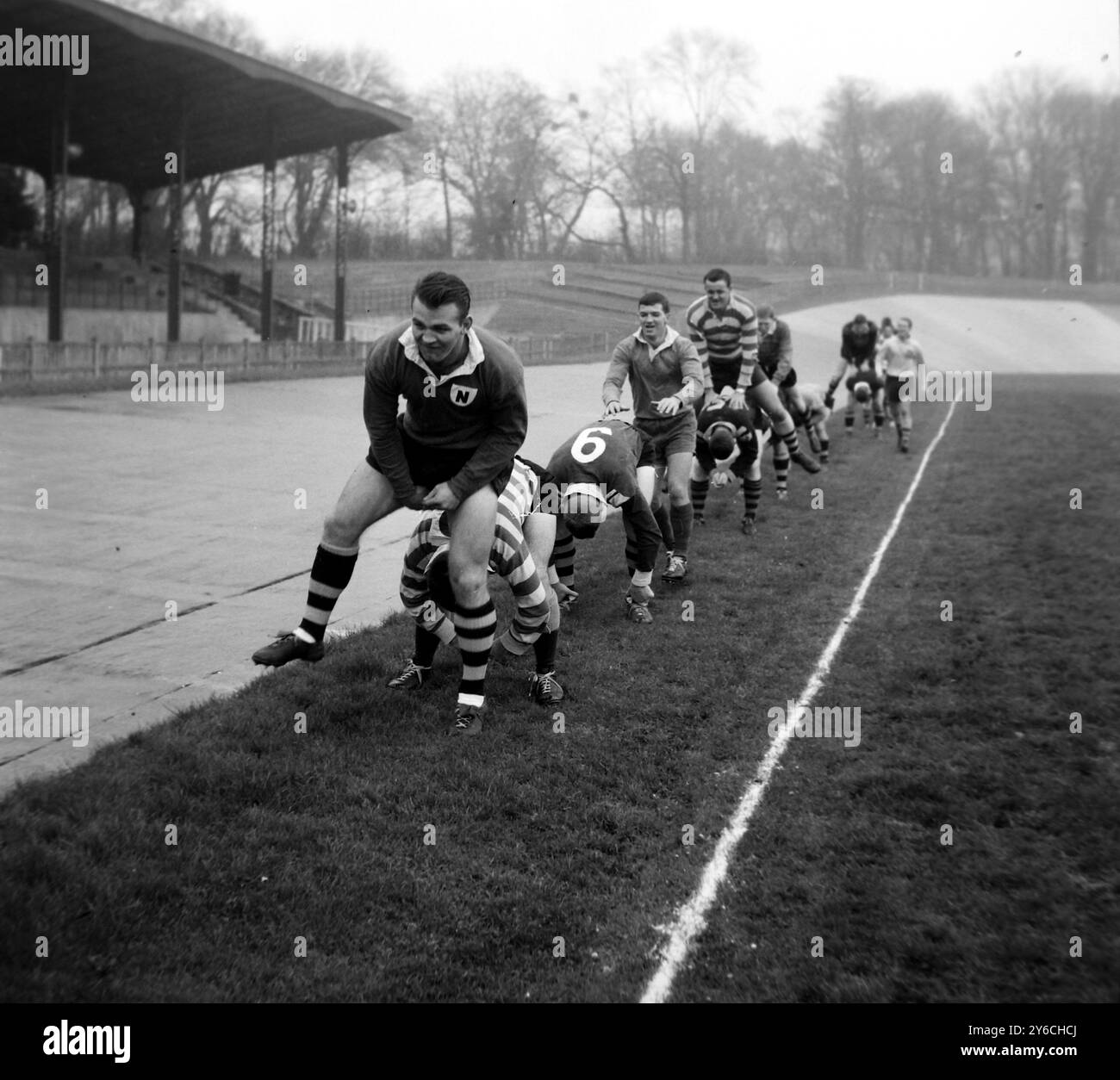 ÉQUIPE DE RUGBY DE LA LIGUE AUSTRALIENNE À L'ENTRAÎNEMENT À PARIS LE 5 DÉCEMBRE 1963 Banque D'Images