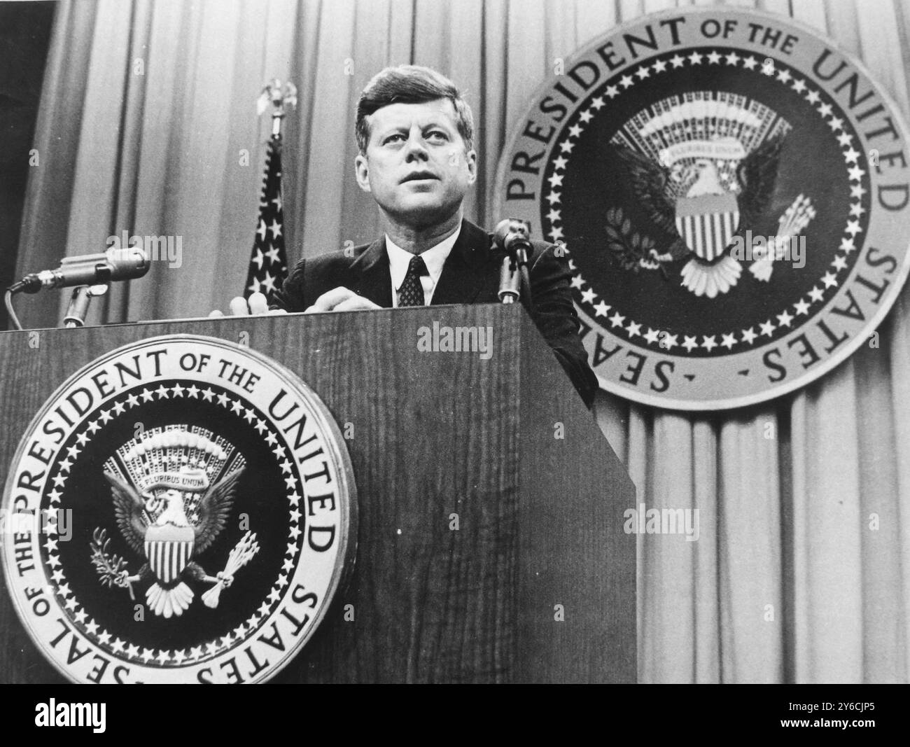 LE PRÉSIDENT AMÉRICAIN JOHN F. KENNEDY JFK A ENCADRÉ LE BUREAU DU SCEAU OCT 63 À WASHINGTON / ; 24 NOVEMBRE 1963 Banque D'Images