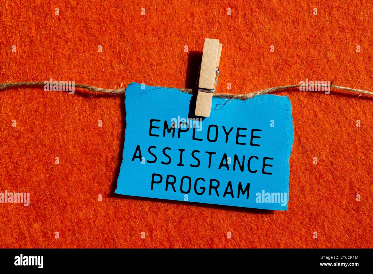 Message du programme d'aide aux employés écrit sur un morceau de papier déchiré bleu déchiré sur fond orange. Symbole conceptuel du programme d'aide aux employés. Copier Banque D'Images