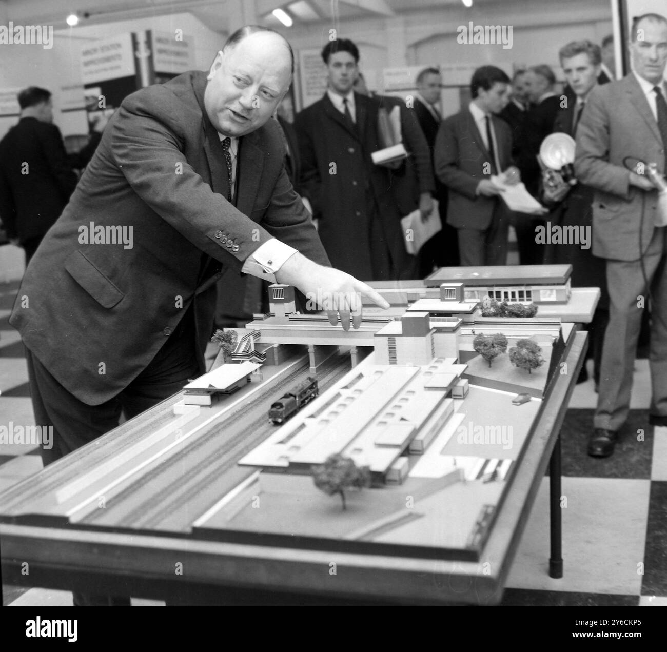 RICHARD BEECHING À L'EXPOSITION FERROVIAIRE DE LONDRES / ; 19 NOVEMBRE 1963 Banque D'Images