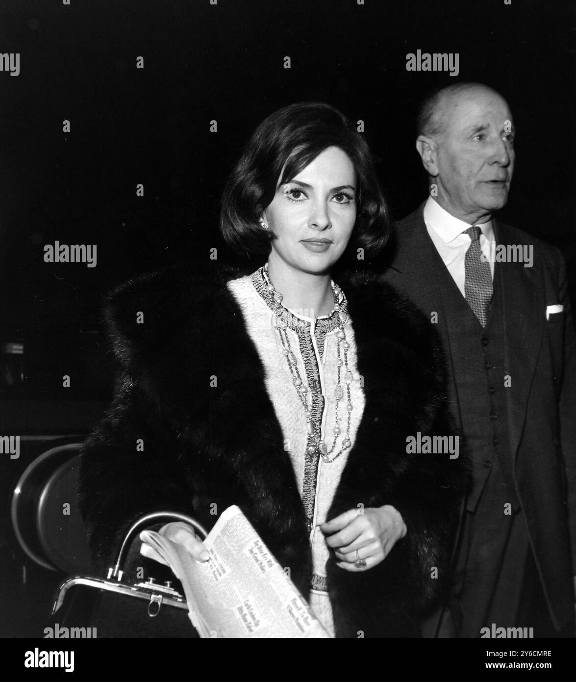 GINA LOLLOBRIGIDA À L'AÉROPORT DE LONDRES / ; 15 NOVEMBRE 1963 Banque D'Images
