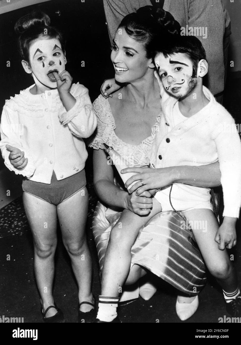 KATHRYN CROSBY AVEC LES ENFANTS MARY FRANCES ET HARRY LILLIS À HOLLYWOOD / ; 14 NOVEMBRE 1963 Banque D'Images