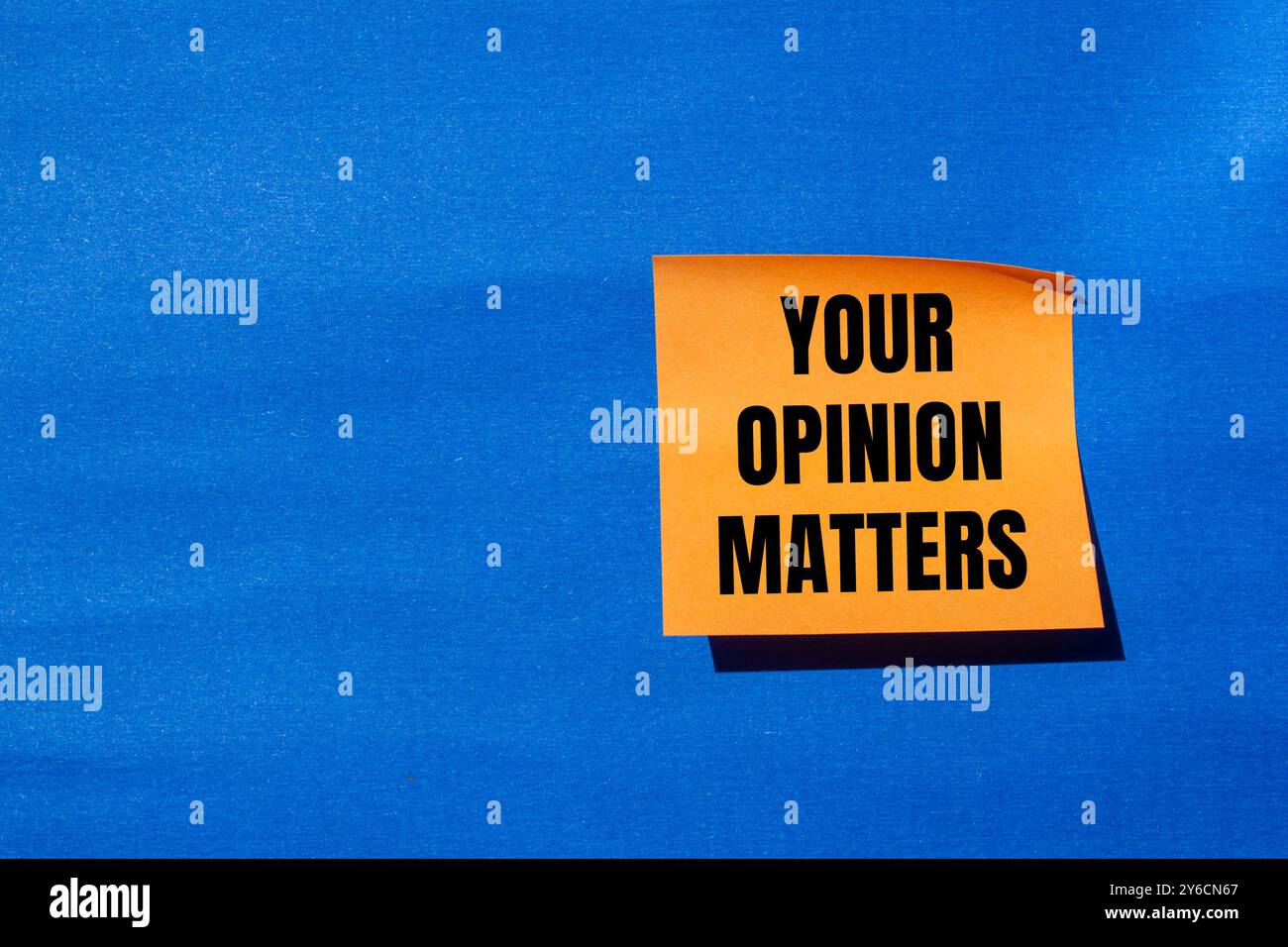 Votre opinion compte message écrit sur papier orange avec fond bleu. Conceptuel votre opinion compte. Copier l'espace. Banque D'Images