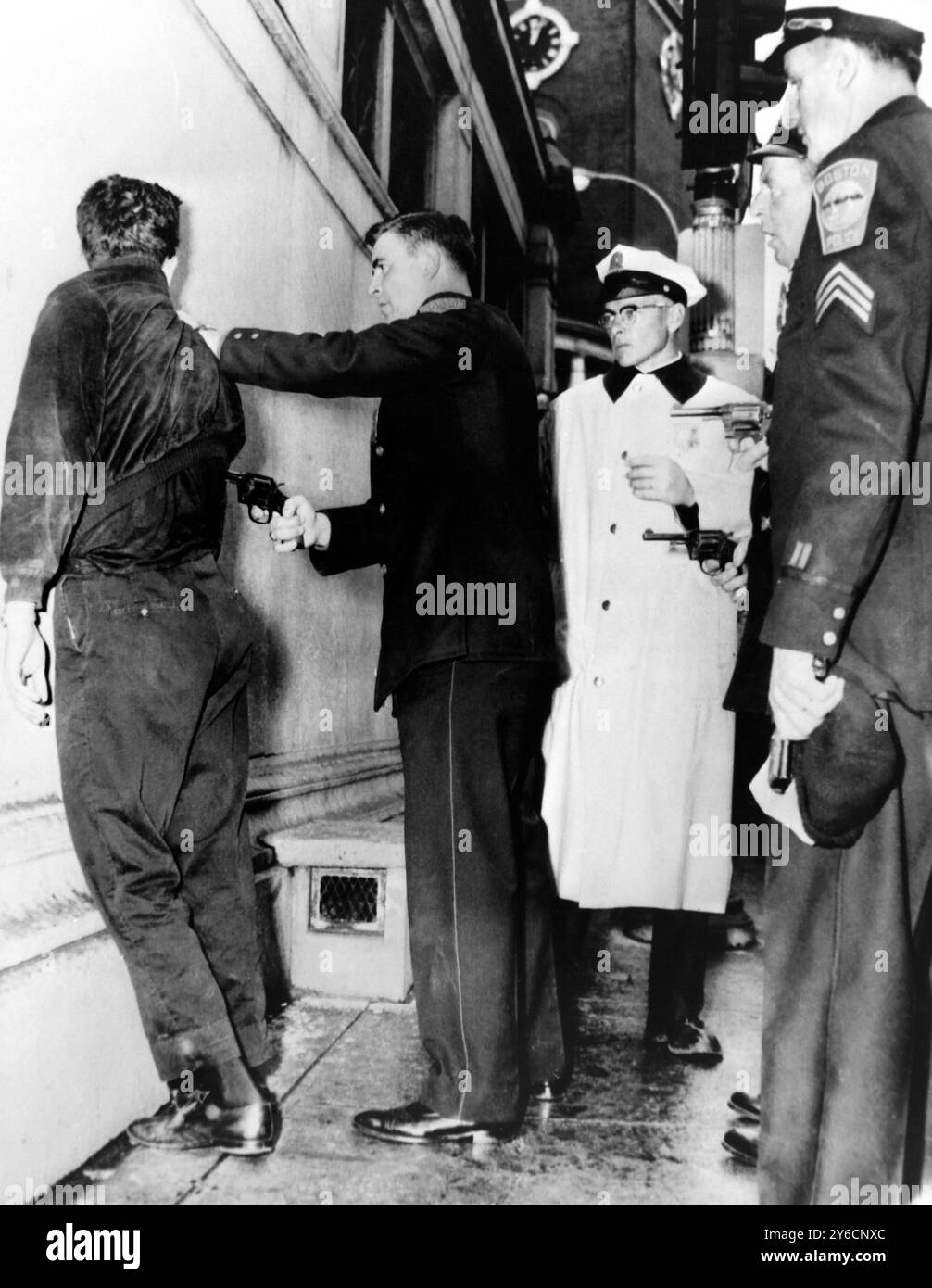 8 NOVEMBRE 1963 UN BANDIT FUYANT UN VOL DE BIJOUX EST ARRÊTÉ SOUS LA MENACE D'UNE ARME À FEU PAR DES POLICIERS À BOSTON, MASSACHUSETTS, ÉTATS-UNIS. Banque D'Images