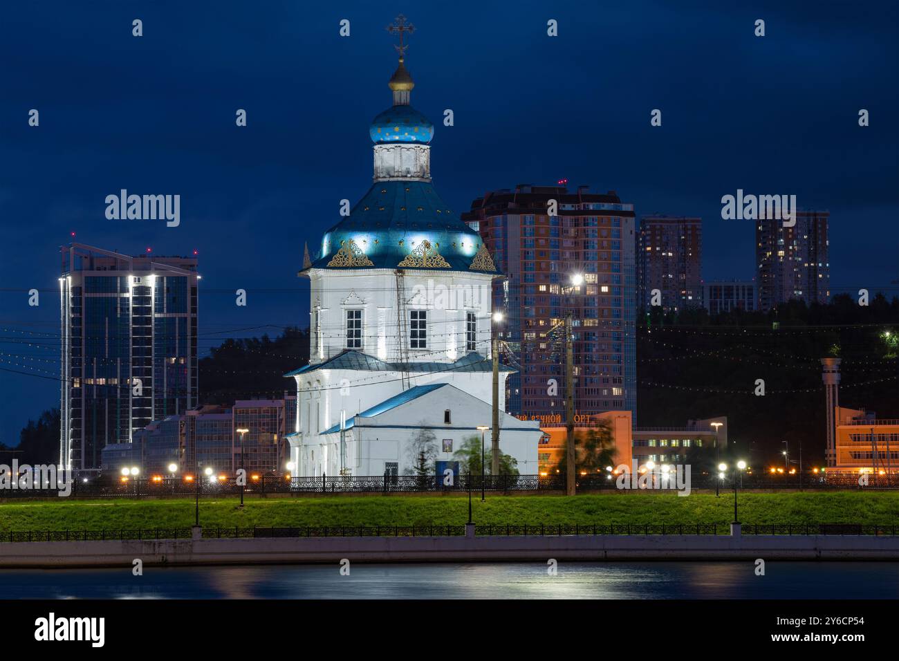 CHEBOKSARY, RUSSIE - 03 SEPTEMBRE 2024 : L'ancienne église de l'Assomption de la Bienheureuse Vierge Marie dans une nuit de septembre Banque D'Images