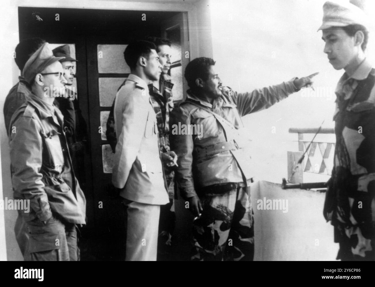 GUERRE FRONTALIÈRE AGÉRIENNE MAROCAINE LEON SANKAE CAPITAINE AVEC DÉLÉGUÉ DE LA COMMISSION À BENN OUINB ; 6 NOVEMBRE 1963 Banque D'Images