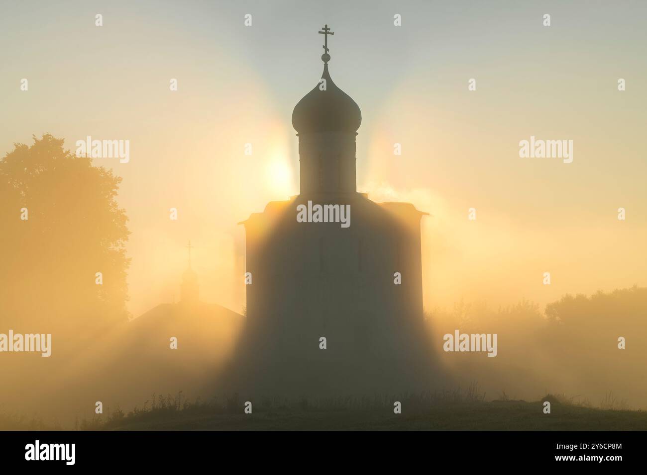 Silhouette de l'église médiévale de l'intercession sur le Nerl sur fond de soleil levant dans le brouillard matinal. Bogolyubovo, Golden Rin Banque D'Images